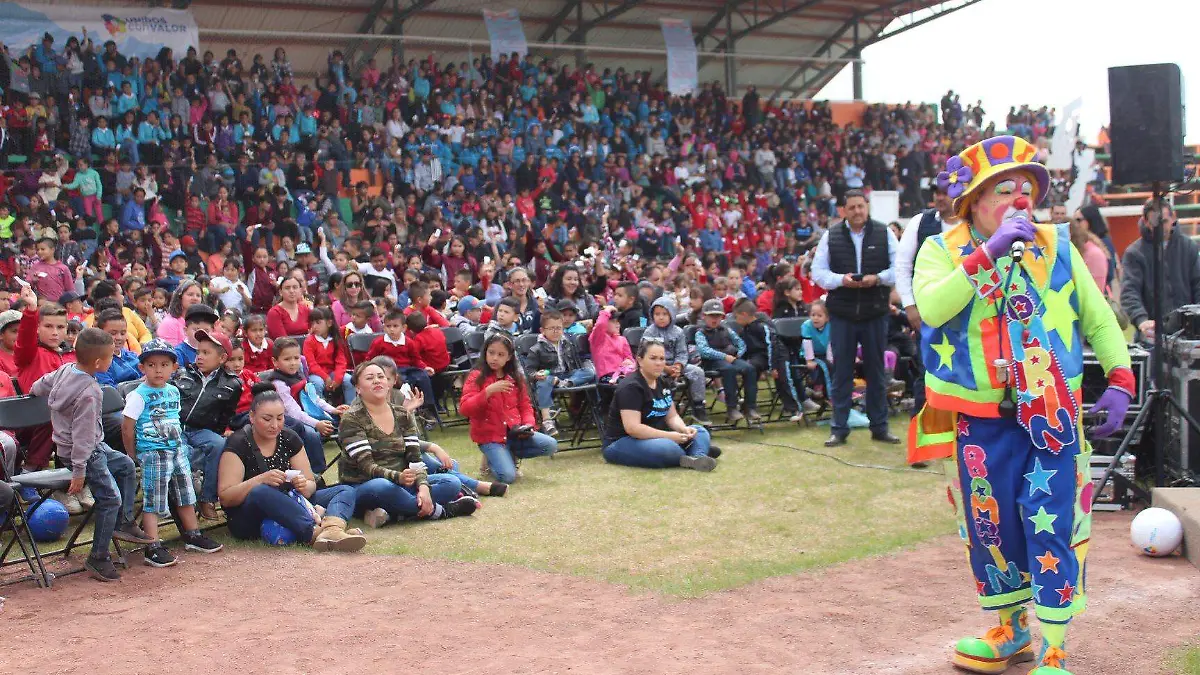 1 Más de 2 mil 500 niños abarrotan estadio de Madera para celebrar su día